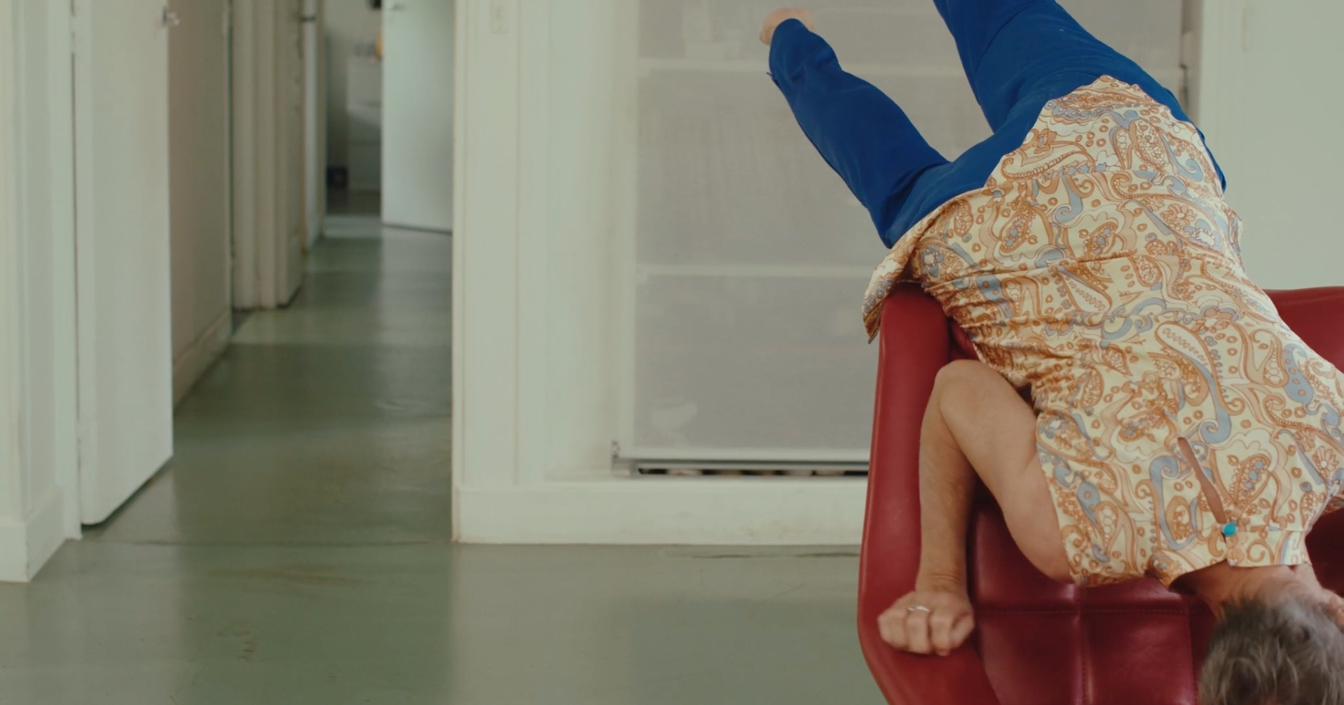 Laura dansant dans la lumi&egrave;re bleue